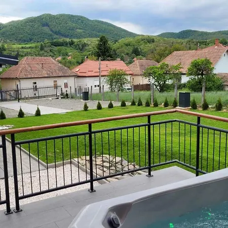 With Hot Tub In 55027 Prázdninový dům Somoskoujfalu